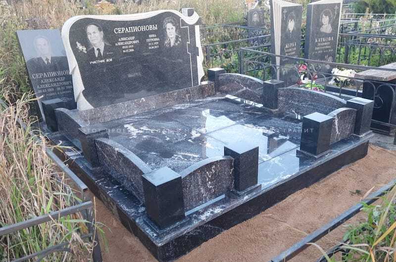 Комплекс из гранатового амфиболита на Новском кладбище Фото