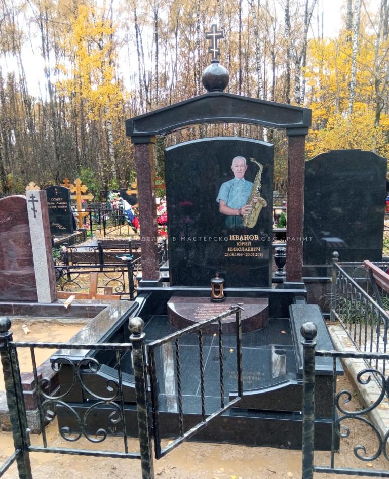 Комплекс с аркой на Востряковском кладбище Фото
