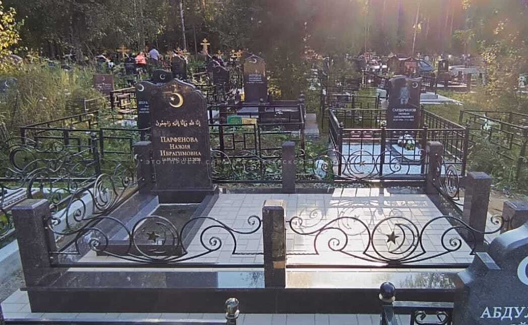 Комплекс с оградой на Анкудиновском кладбище Фото